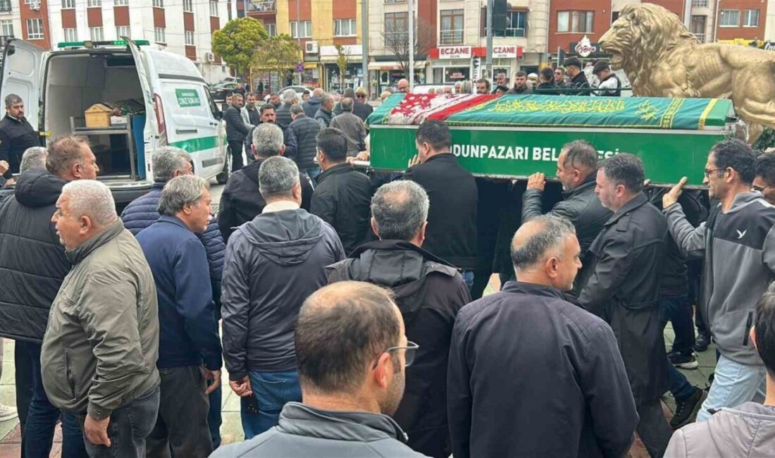 Eskişehir’de Trafik Kazasında Hayatını Kaybeden 13 Yaşındaki Öykü Şahin, Gözyaşlarıyla Uğurlandı Eskişehir'de dün gece gerçekleşen trafik kazasında 13 yaşındaki Öykü Şahin