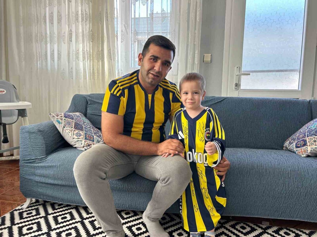 Hatay'da kanseri yenen 3,5 yaşındaki Tamer Talha Oğuz'a Fenerbahçe yöneticileri