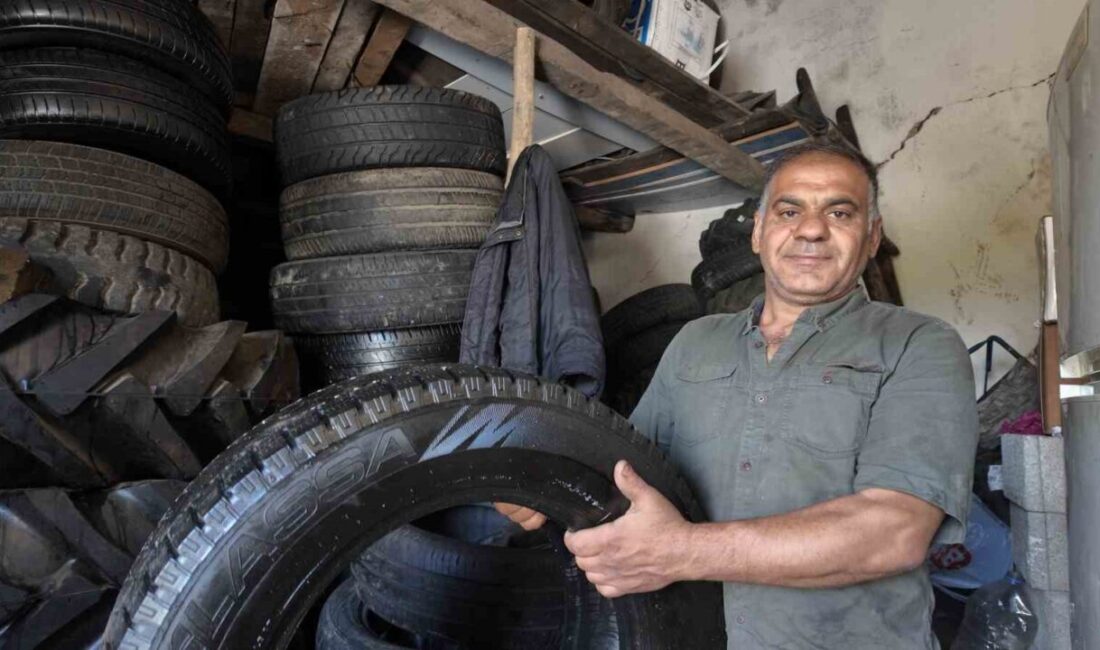 Siirt’te Oto Lastik Tamircisi İbrahim Öztaş, 35 Yıldır Süren Mesleğini Sürdürüyor Siirt'te yaşayan İbrahim Öztaş, 35 yıldır oto lastik tamiri yapıyor.