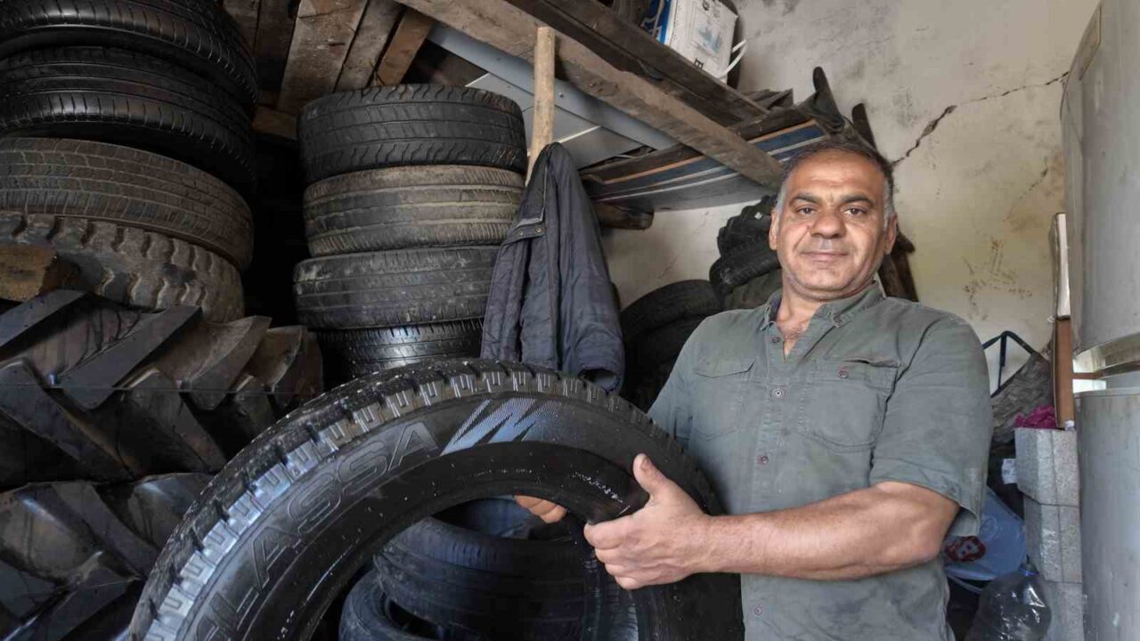 Siirt'te yaşayan İbrahim Öztaş, 35 yıldır oto lastik tamiri yapıyor.