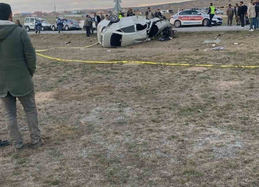 Afyonkarahisar’da 15 Yaşındaki Sürücünün Yer Aldığı Feci Kazada Bir Kişi Hayatını Kaybetti, Üç Yaralı! Afyonkarahisar İhsaniye'de 15 yaşındaki Emre El'in kullandığı araç, M.K.'nın otomobiliyle