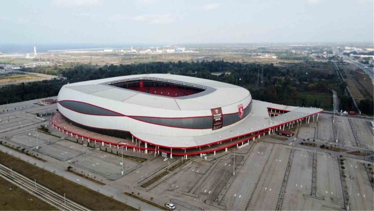 Samsunspor’un maçlarını oynadığı 19 Mayıs Stadyumu’ndaki bakım-onarım çalışmaları hızla ilerliyor.