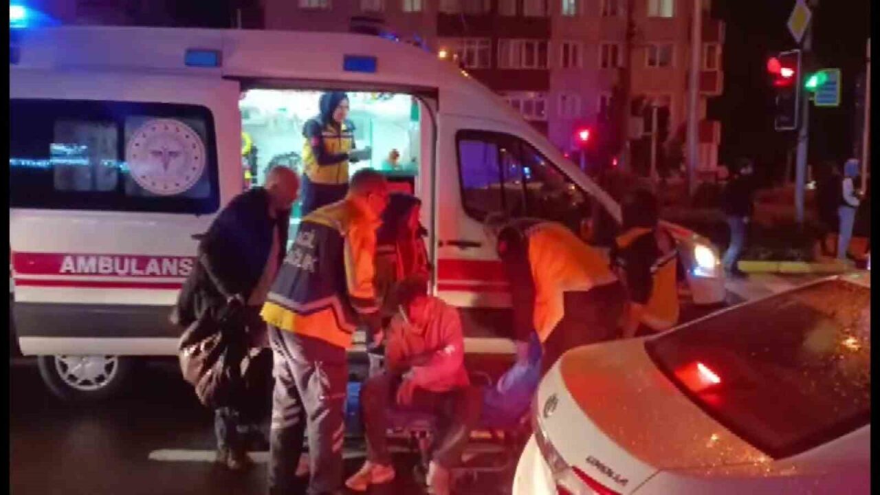 Kocaeli'nin Karamürsel ilçesinde E.R. yönetimindeki otomobil, D130 Karayolu'nda sarı ışıkta