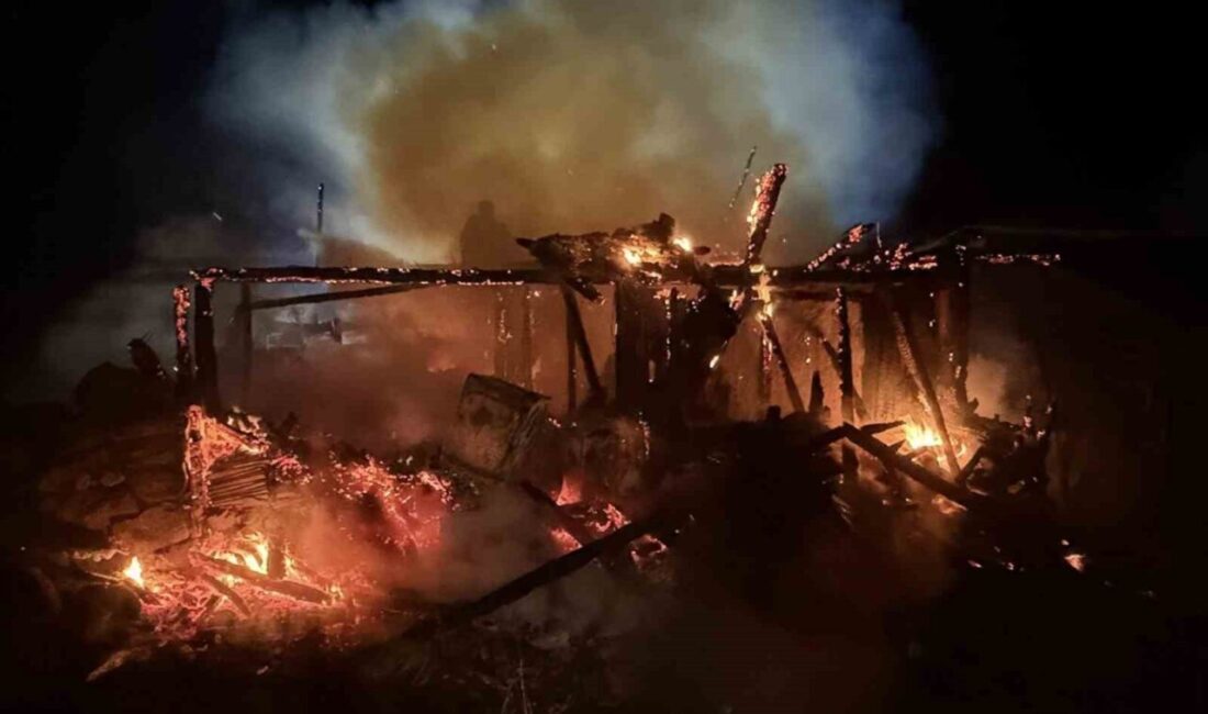 Bolu'nun Yeni Pelitçik köyünde bir 2 katlı ahşap ev, bilinmeyen