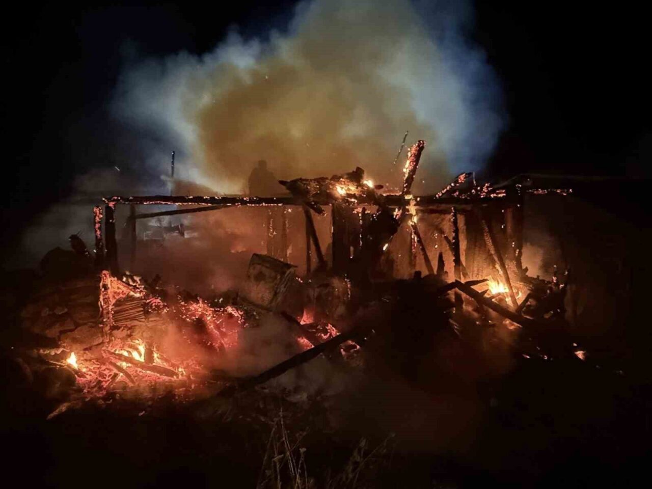 Bolu'nun Yeni Pelitçik köyünde bir 2 katlı ahşap ev, bilinmeyen