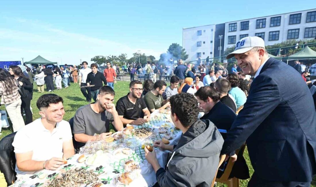 KTÜ Hamsi Şöleni: Yüzlerce Öğrenci İlk Kez Hamsi Tadıyla Buluştu Karadeniz Teknik Üniversitesi'nde düzenlenen geleneksel hamsi şöleni, 3 ton hamsinin