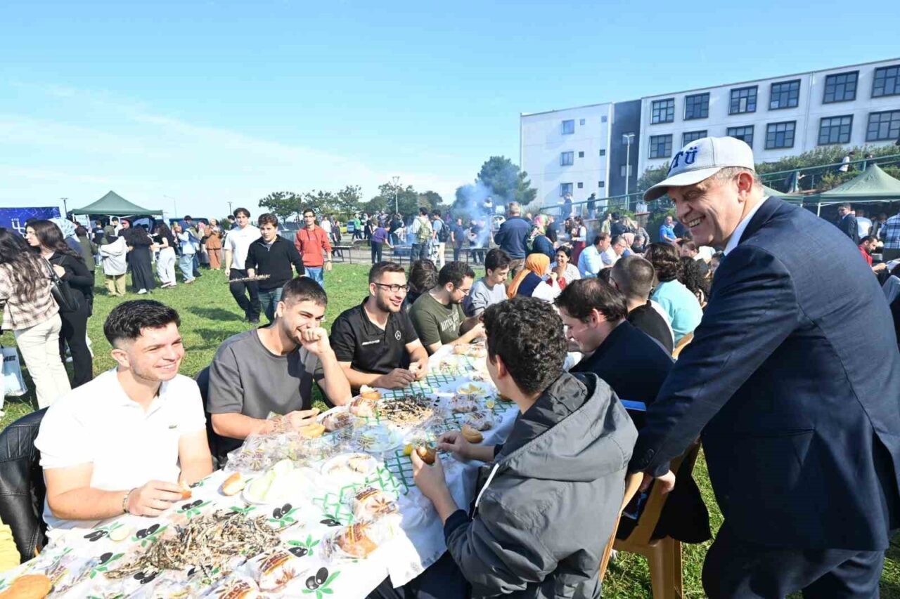 Karadeniz Teknik Üniversitesi'nde düzenlenen geleneksel hamsi şöleni, 3 ton hamsinin