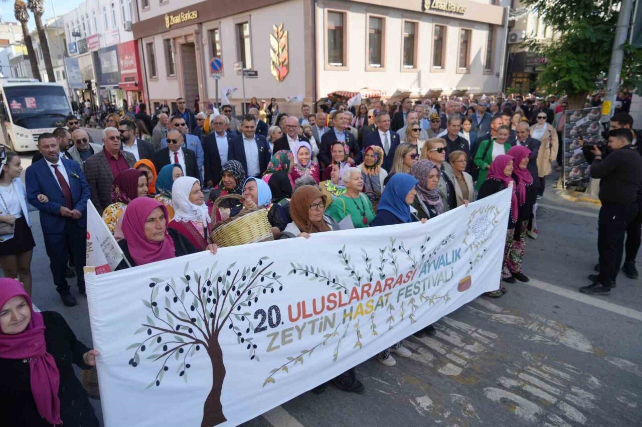 Ayvalık’ta bu yıl 20'ncisi düzenlenen Uluslararası Zeytin Hasat ve Turizm