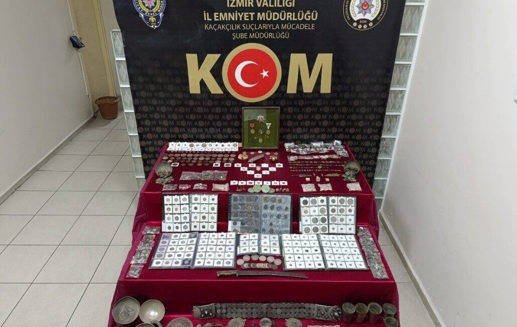İzmir'de gerçekleştirilen tarihi eser kaçakçılığı operasyonunda, Osmanlı padişahlarının sikkelerinin yer
