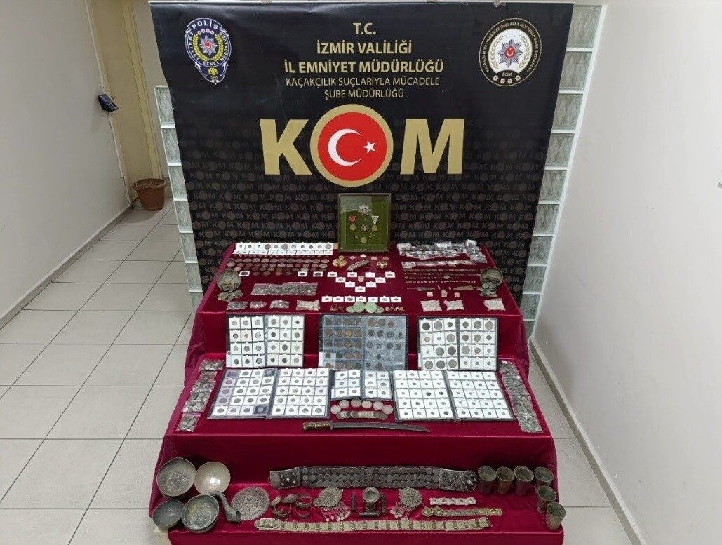 İzmir'de gerçekleştirilen tarihi eser kaçakçılığı operasyonunda, Osmanlı padişahlarının sikkelerinin yer