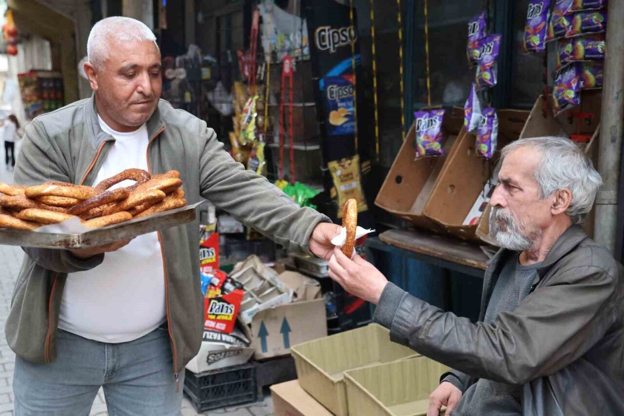 Diyarbakır'da 20 yıl boyunca simit satarak ailesini geçindiren 49 yaşındaki
