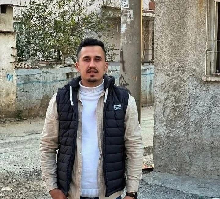 Mersin Tarsus'ta 26 yaşındaki Abdullah Gürsoy'un otomobilinde cesedi bulundu. Arkadaşları