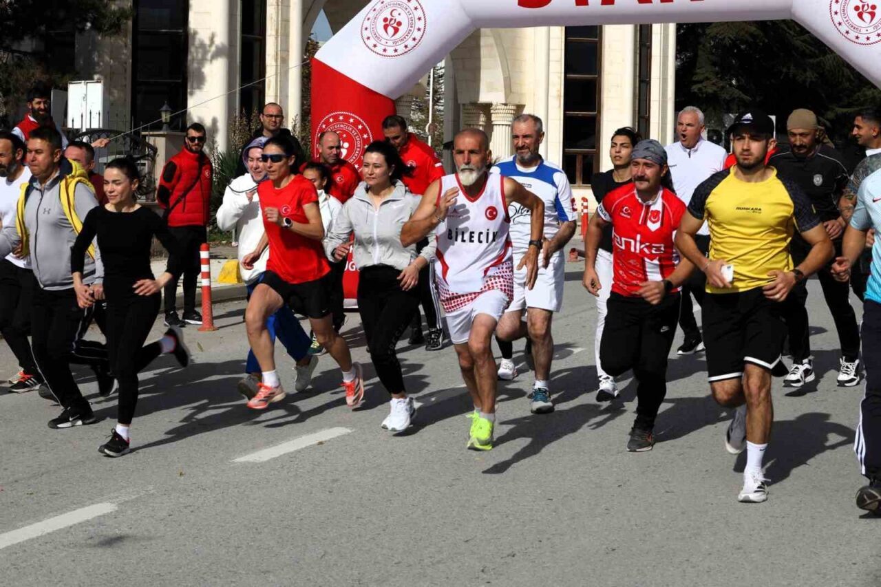 Bilecik'te Cumhuriyetin 102. yılı dolayısıyla düzenlenen 3. Cumhuriyet Halk Koşusu,