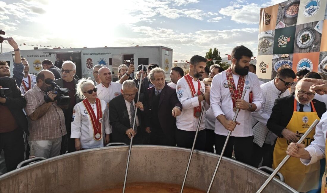 Kayseri Gastronomi Günleri Kapılarını Ziyaretçilere Açtı, İkramlar Başladı Kayseri Büyükşehir Belediyesi'nin düzenlediği 3. Gastronomi Günleri, 1 ton pastırmalı