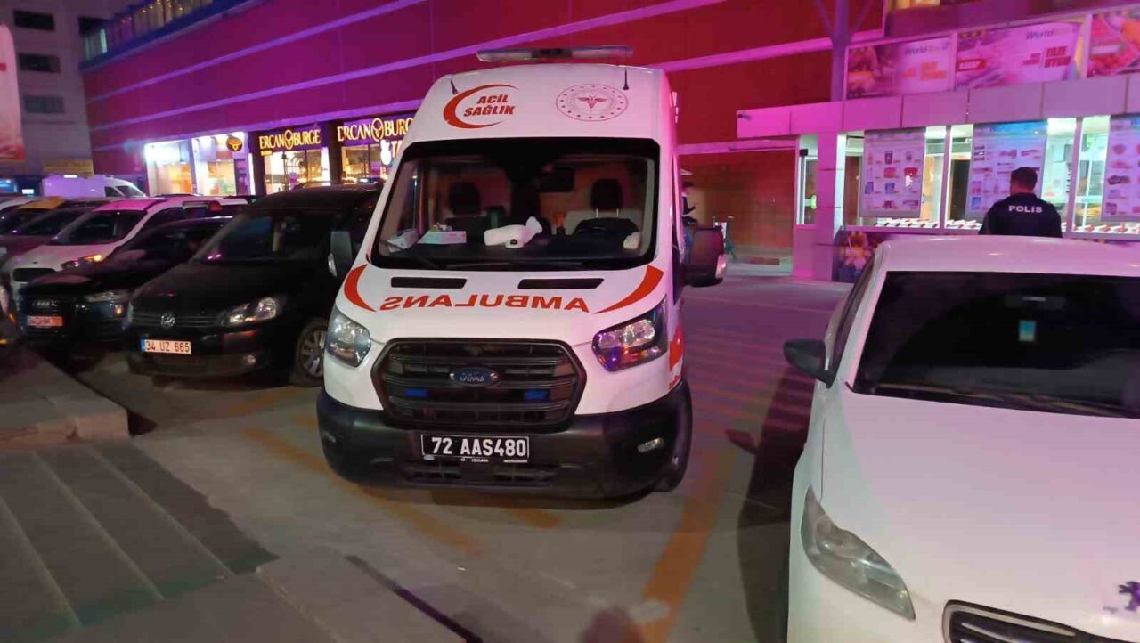 Batman'da bir alışveriş merkezinde 2 yaşındaki Dilan Seyran Taş, yürüyen