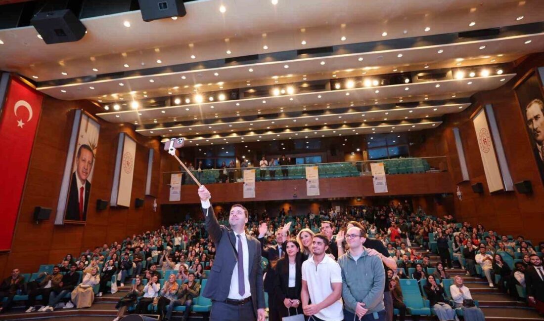 Gençlik ve Spor Bakanlığı'nın düzenlediği "30 Altı Gençlik Zirvesi", 13