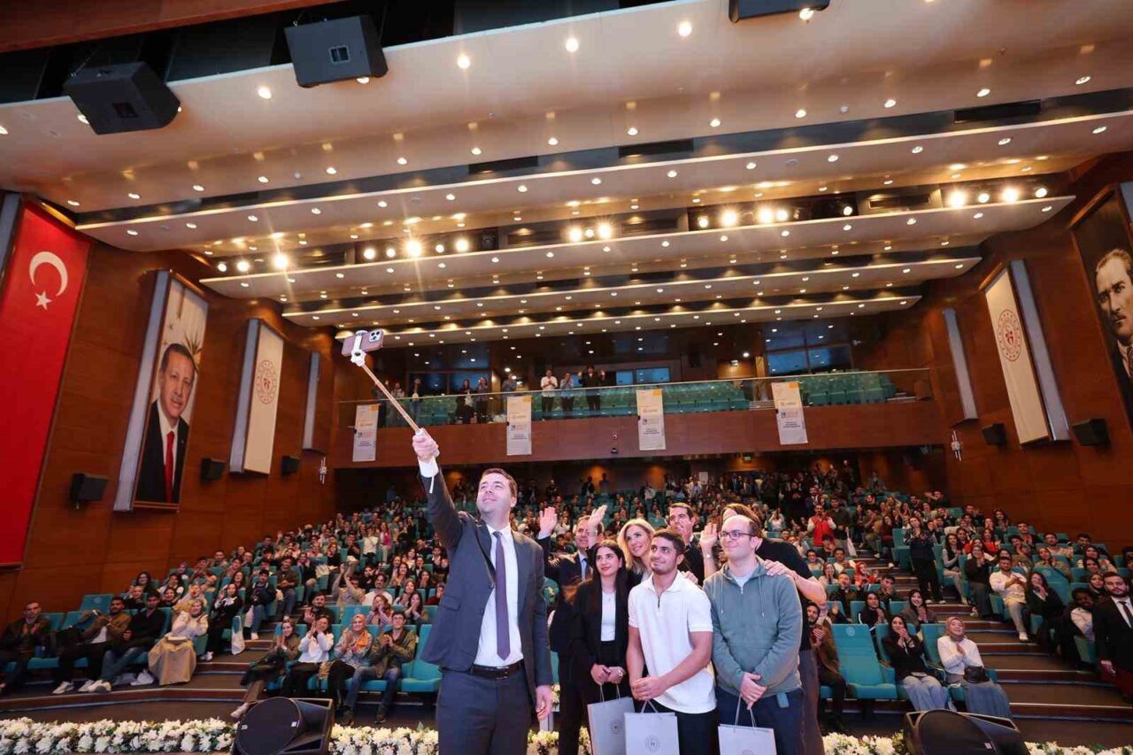 Gençlik ve Spor Bakanlığı'nın düzenlediği "30 Altı Gençlik Zirvesi", 13