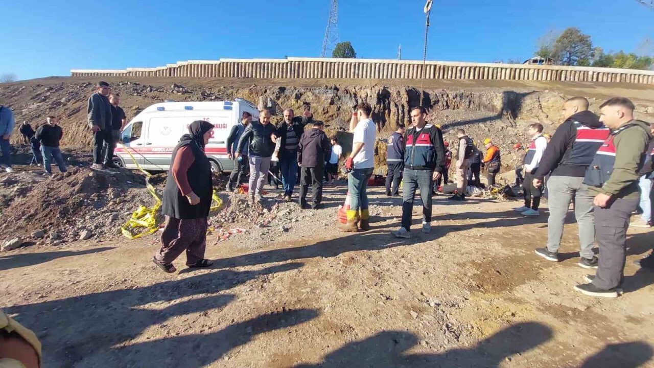 Akyazı’daki yol çalışmasında kuyuya düşen işçinin cesedi itfaiye ekiplerince kurtarıldı, yakınları sinir krizi geçirdi.