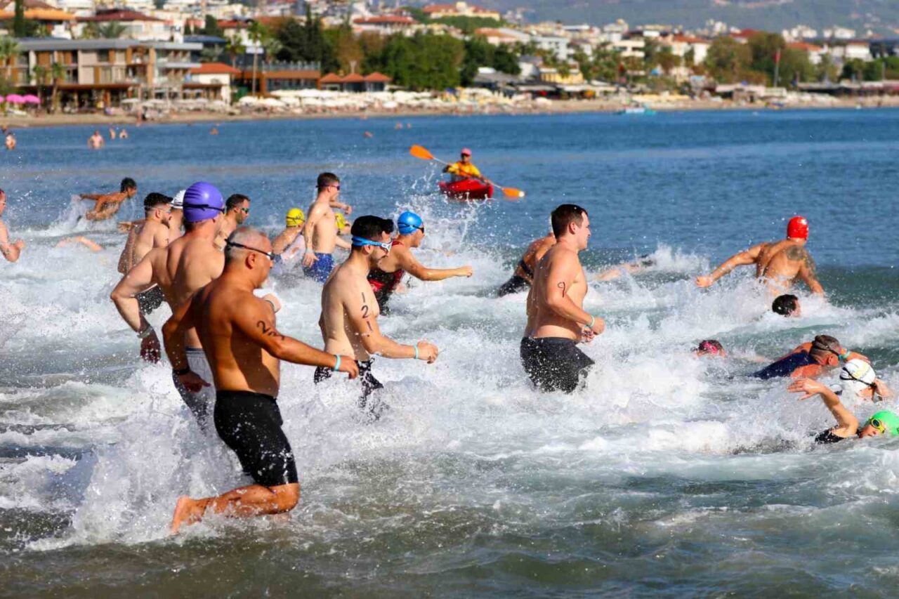 Alanya'da düzenlenen 34. Alanya Triatlonu, Halk Triatlonu ile başladı. 130