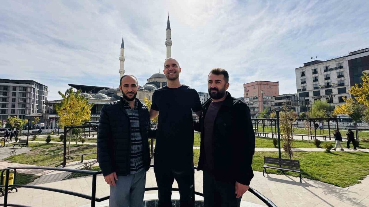 Amerikalı David Davis, 35 ülkenin ardından Hakkari’nin Yüksekova ilçesine ulaştı.