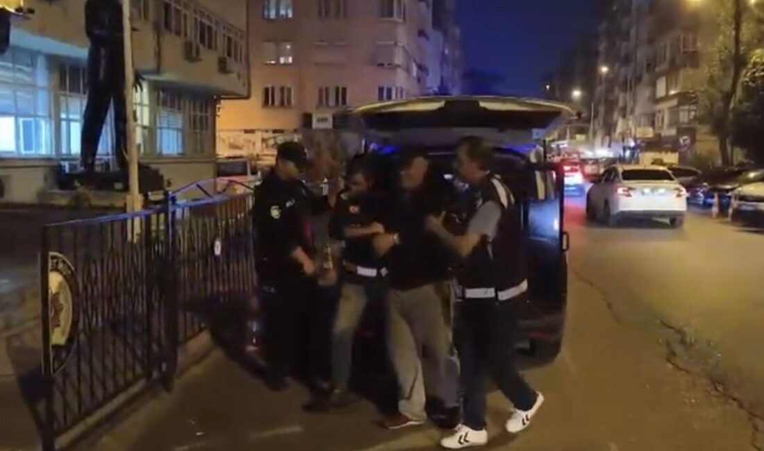 Samsun’da 37 yıl 5 ay hapis cezası bulunan hırsızlık suçlusu polis tarafından yakalandı. Samsun'da, 37 yıl 5 ay hapis cezası bulunan Y.Ö. polis