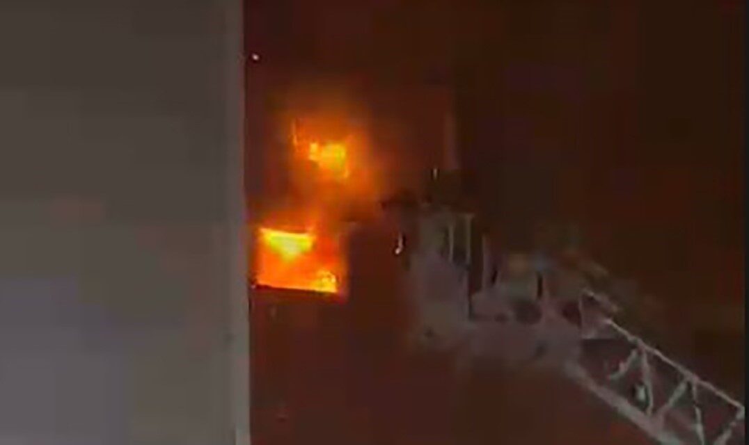 Kocaeli'nin Körfez ilçesindeki bir mobilya deposunda sabah saatlerinde çıkan yangın,