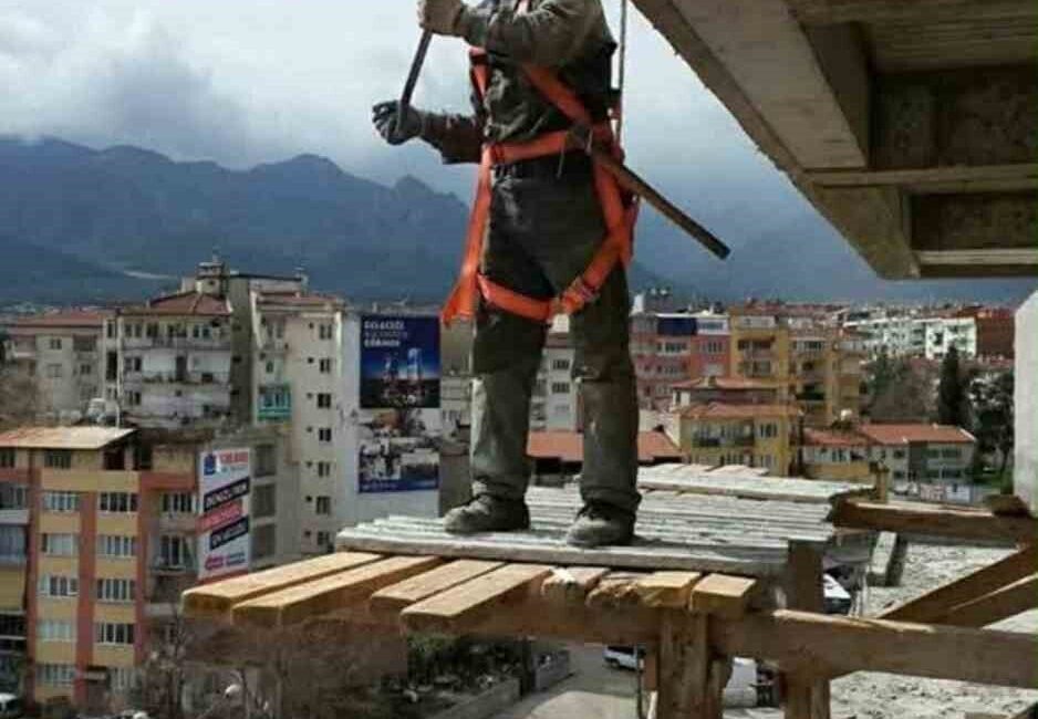 Denizli’deki İnşaatın 4. Katından Düşen 57 Yaşındaki İşçi, Hastanede Hayat Mücadelesini Kaybetti Denizli'nin Merkezefendi ilçesinde inşaatta çalışan 57 yaşındaki Veli Çağlar, 4.