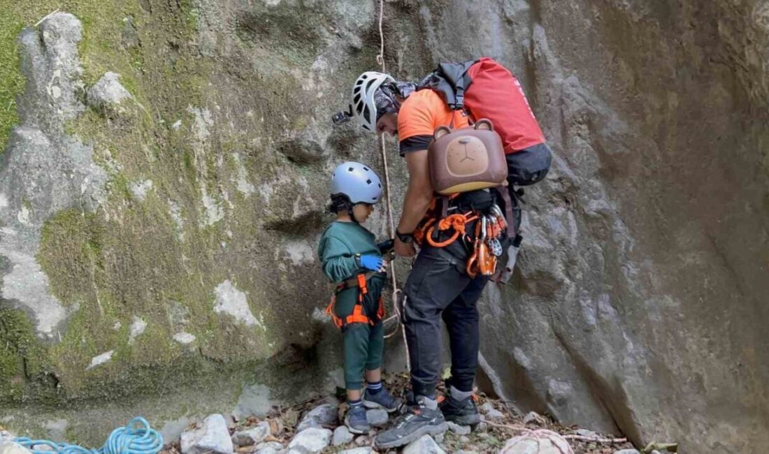 Soma’da 4 Yaşındaki Yusuf Sirek, Darkale Kanyonu’nu Geçerek Türkiye’nin En Genç Canyoning Sporcusu Oldu Soma'nın Darkale Kanyonu, 4 yaşındaki Yusuf Sirek'in 350 metrelik parkuru