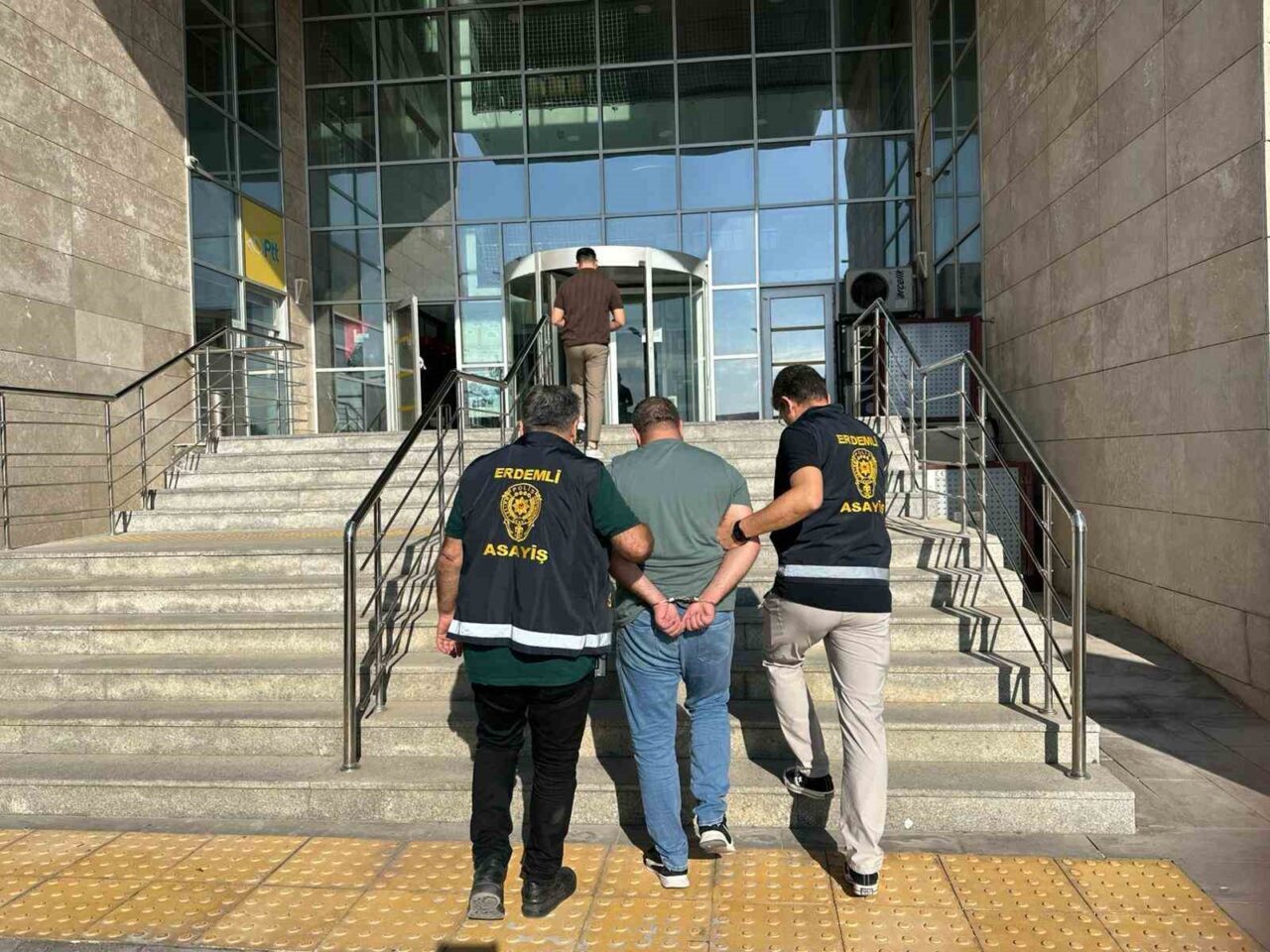 Mersin’in Erdemli ilçesinde 4 yıldır dolandırıcılıktan aranan V.Y., polis ekiplerinin