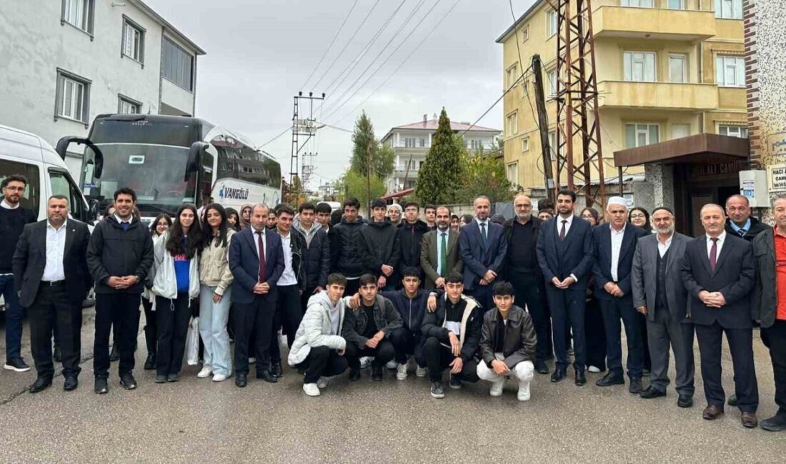 Özalp İlçe Müftülüğü’nden Tarihi Van’da Anlamlı Gençlik Toplantısı Düzenlendi Özalp İlçe Müftülüğü, tarihi Van'da 400 gençle anlamlı bir ‘Gençlik