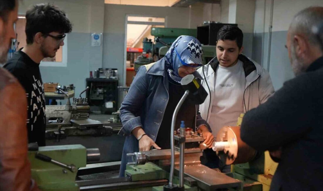 Samsunlu Kadın Öğrenci, Endüstriyel Kalıpçılık Alanında Tek Kadın Olarak Eğitimine Devam Ediyor Samsun'da 45 yaşındaki İlknur Arslan, Ondokuz Mayıs Üniversitesi Endüstriyel Kalıpçılık