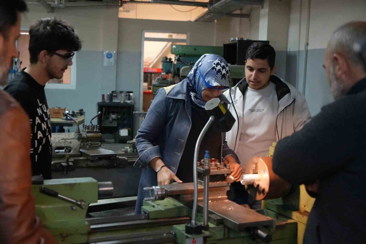 Samsun'da 45 yaşındaki İlknur Arslan, Ondokuz Mayıs Üniversitesi Endüstriyel Kalıpçılık