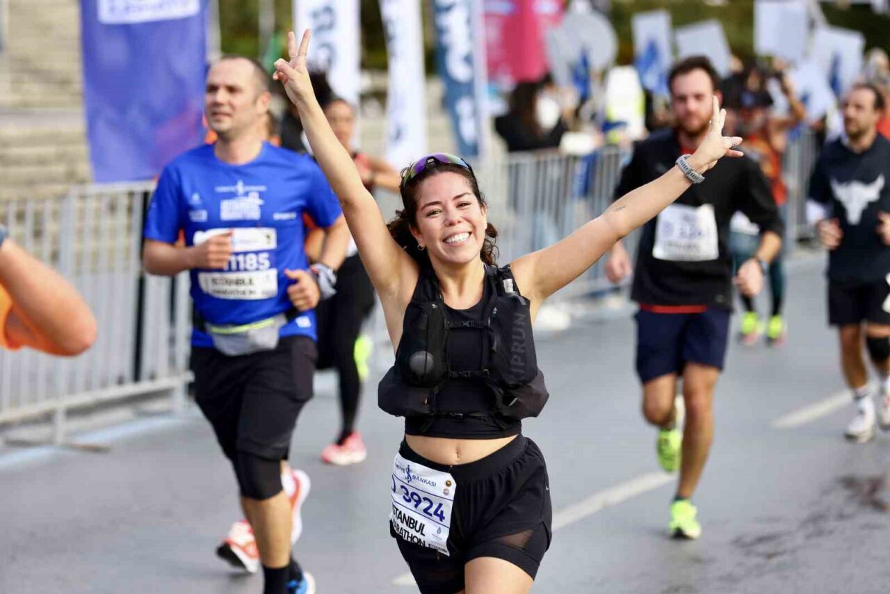 Türkiye İş Bankası 47. İstanbul Maratonu'na katılacak sporcuların Halk Koşusu
