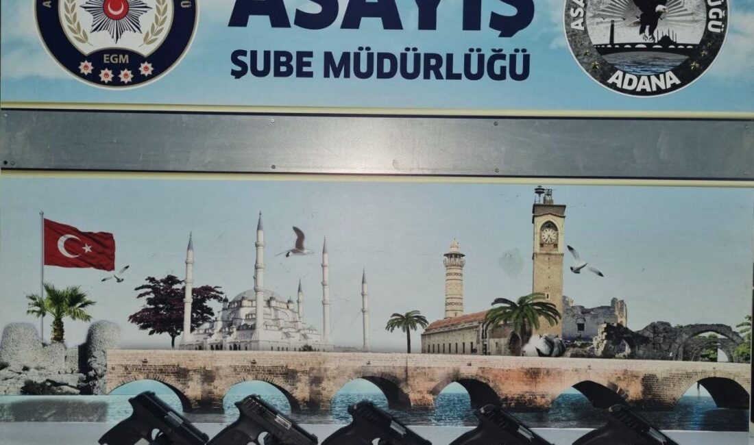 Adana'nın Seyhan ilçesinde Faruk İ. (33), polisin durdurduğu sırada elindeki
