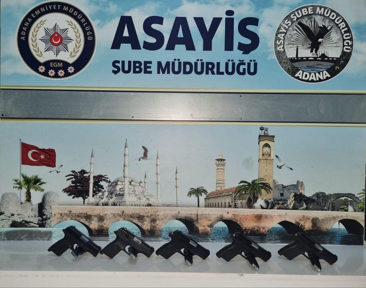 Adana'nın Seyhan ilçesinde Faruk İ. (33), polisin durdurduğu sırada elindeki