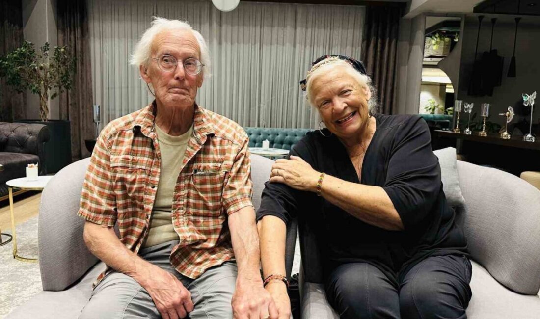 Dünya Seyahati Yapan Amerikalı Emekli Çiftin Son Durağı Hakkari’nin Yüksekova İlçesi Oldu Amerikalı emekli öğretmen çift Carole Davis ve Brud Joslin, dünya