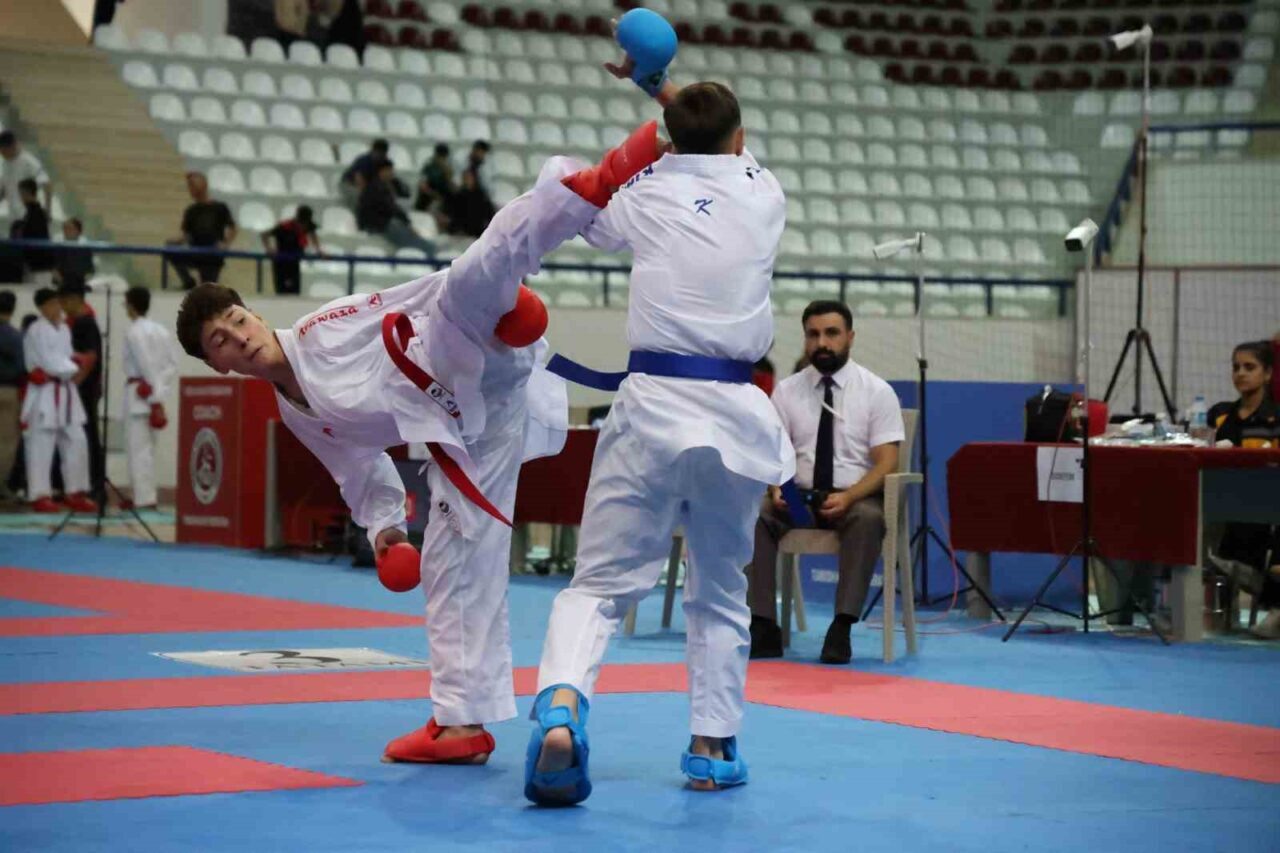 Elazığ'da başlayan Türkiye Ümit, Genç ve U21 Karate Şampiyonası'na 51