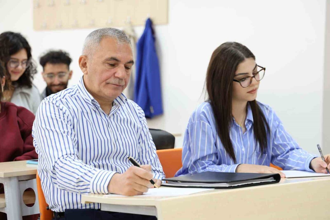 Aksaray'da, 55 yaşındaki Mehmet Kocagöl, üniversite hayalini gerçekleştirip torunu Elif