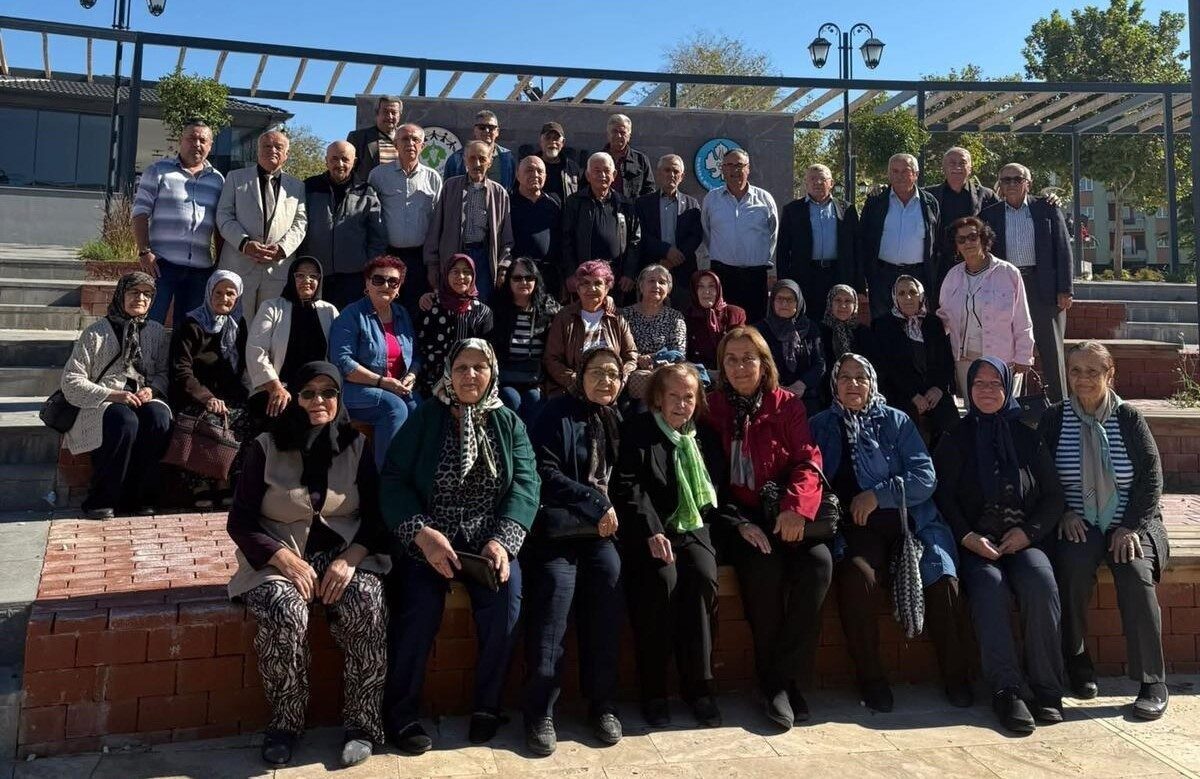 Manisa’nın Sarıgöl ilçesindeki 4 Eylül İlkokulu mezunları, 58 yıl sonra