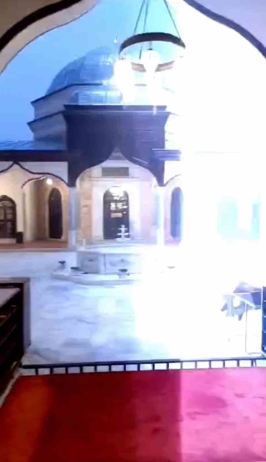 Bursa’da Sağanak Yağış Sırasında 596 Yıllık Emirsultan Camii’ne Yıldırım Düştü