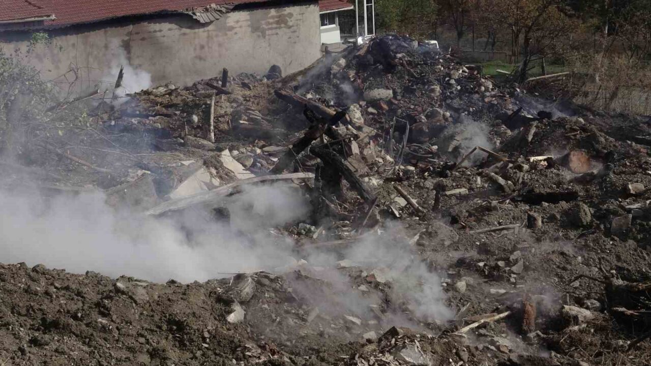Çankırı'nın Yapraklı ilçesinde çıkan yangında, elektrik direğinden kaynaklandığı düşünülen yangın