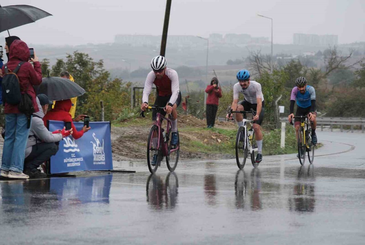 Büyükçekmece'de düzenlenen 6. Uluslararası Ali Hüryılmaz Bisiklet Yarışı, 133 sporcunun