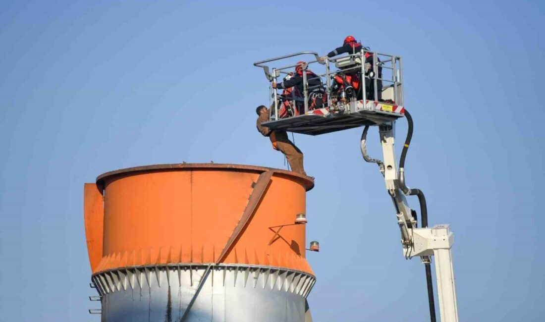 İzmir'in Bornova ilçesindeki bir çimento fabrikasında temizlik yapan 2 işçi,