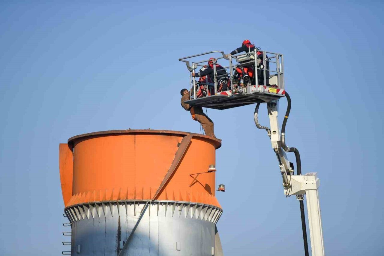 İzmir'in Bornova ilçesindeki bir çimento fabrikasında temizlik yapan 2 işçi,