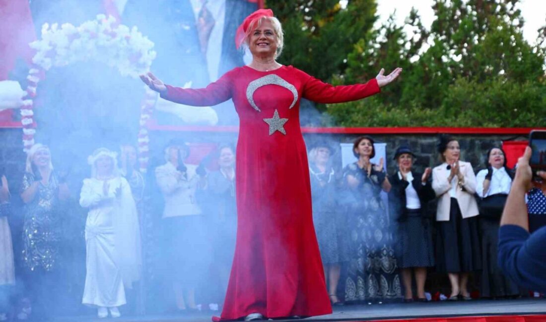 Elazığ’da 29 Ekim Cumhuriyet Bayramı Etkinliği: Kadınların Zarafeti Podyuma Taşındı Elazığ'daki 29 Ekim Cumhuriyet Bayramı kutlamasında, kadınların şıklığı ve zarafeti