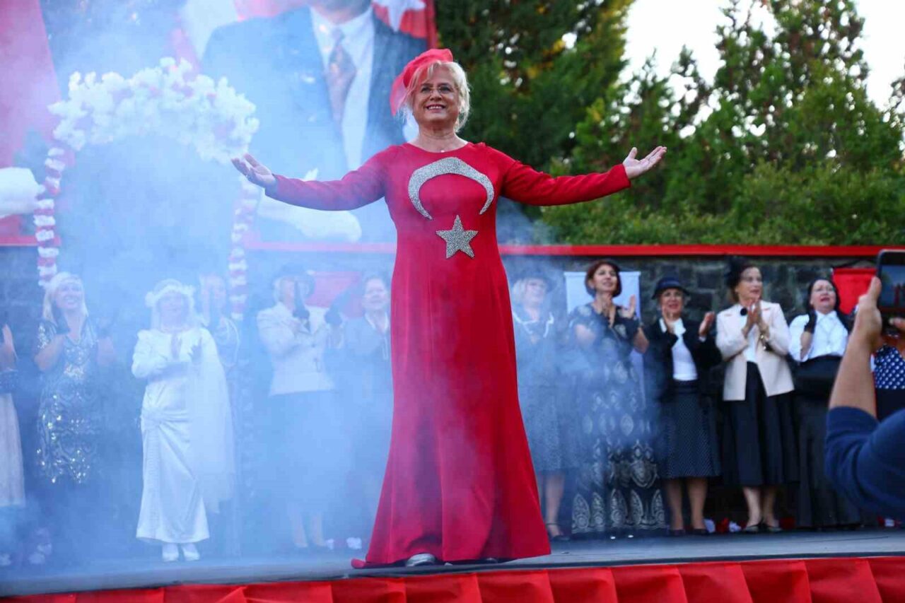 Elazığ'daki 29 Ekim Cumhuriyet Bayramı kutlamasında, kadınların şıklığı ve zarafeti