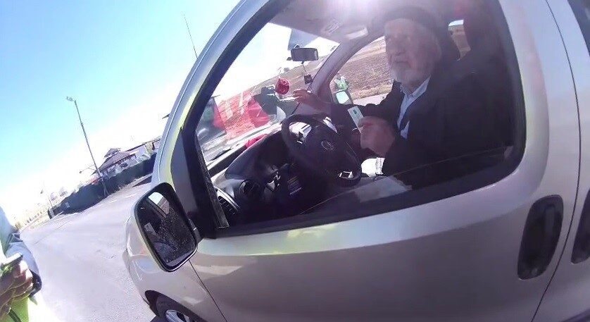 Bayburt'ta 76 yaşındaki Hüseyin Kaya, jandarma kontrol noktasında bayrağa olan