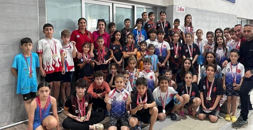 Cumhuriyet’in 102. Yılı Kutlamaları Kapsamında Erzincan’da Yüzme Yarışları Düzenlendi