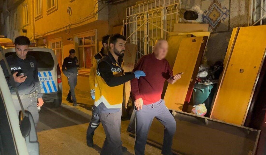 Bursa’da 80 Yaşındaki Üç Vatandaş Alkollü İçki Nedeniyle Fenalaştı, Doğalgaz İhbarı Panic Yarattı Bursa'nın Osmangazi ilçesinde 80 yaşındaki üç vatandaş, alkol zehirlenmesi nedeniyle