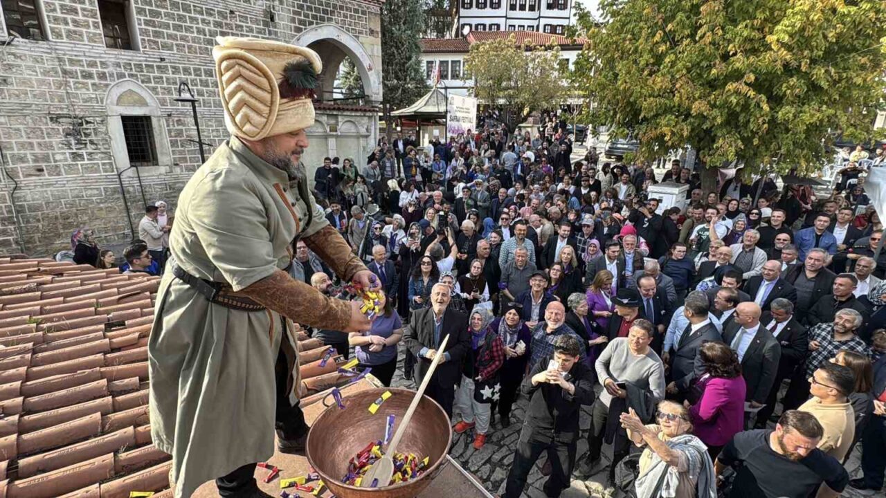 Karabük'ün Safranbolu ilçesinde düzenlenen 9. Safran Festivali, kortej yürüyüşüyle başladı.